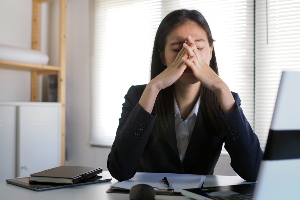 Mulheres expressando preocupação com o futuro profissional devido ao pessimismo causado por desigualdades de gênero e obstáculos no mercado de trabalho